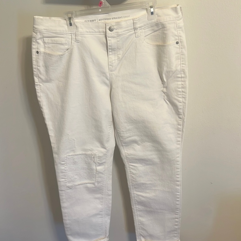 Old Navy size 16 white boyfriend jeans. Excellent condition.